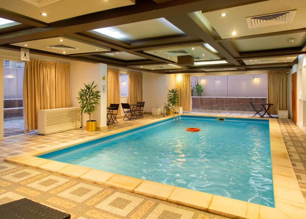 The swimming pool at or close to Al Liwan Residence