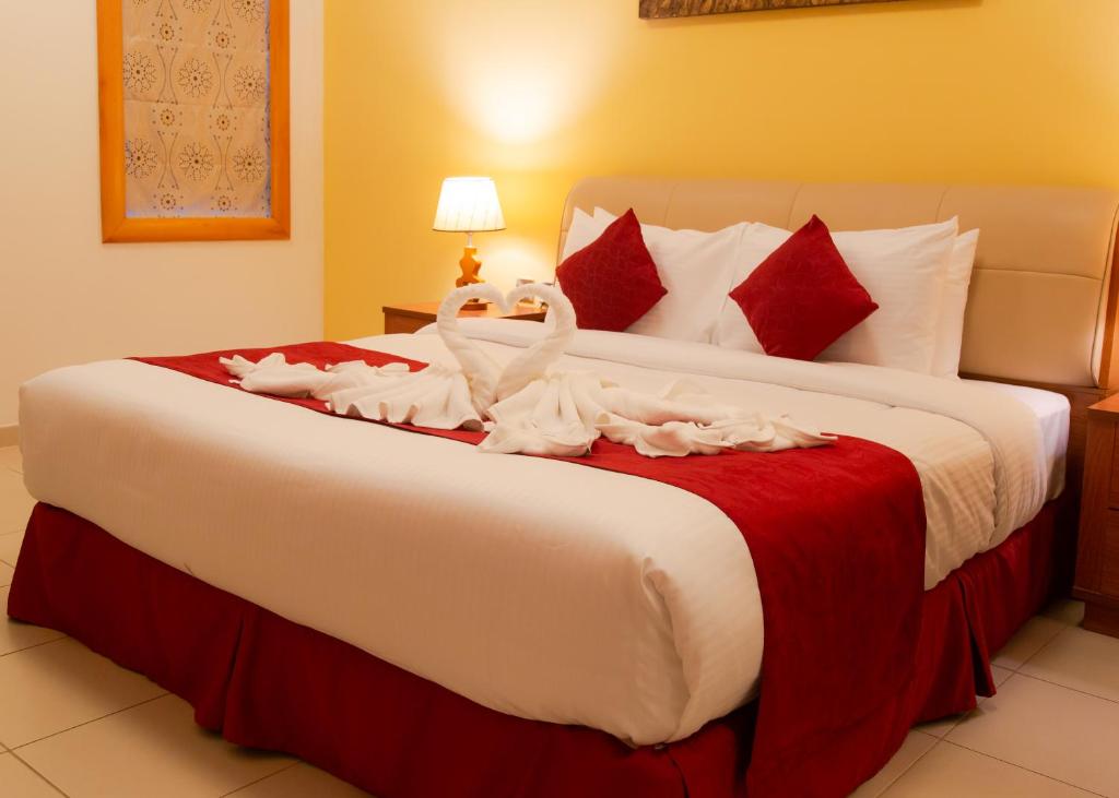 A bed or beds in a room at Al Liwan Residence