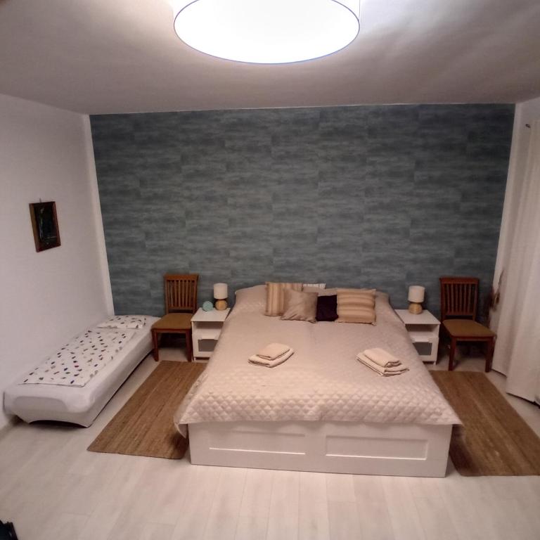 Postel nebo postele na pokoji v ubytování Kertész14 Apartman