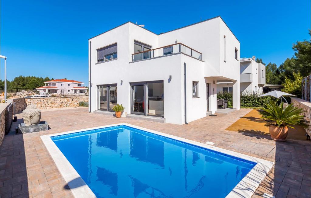 Bazén v ubytování Pet Friendly Home In Srima With Wifi nebo v jeho okolí