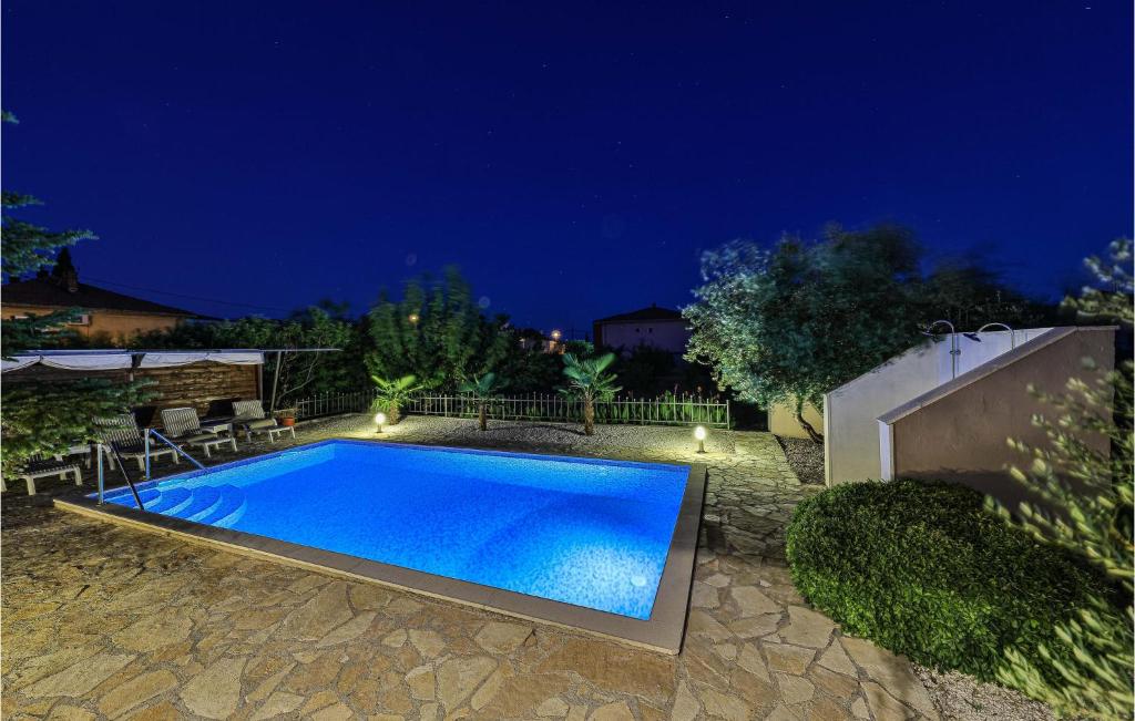 Bazén v ubytovaní Holiday Home Kastel Kambelovac 11 alebo v jeho blízkosti