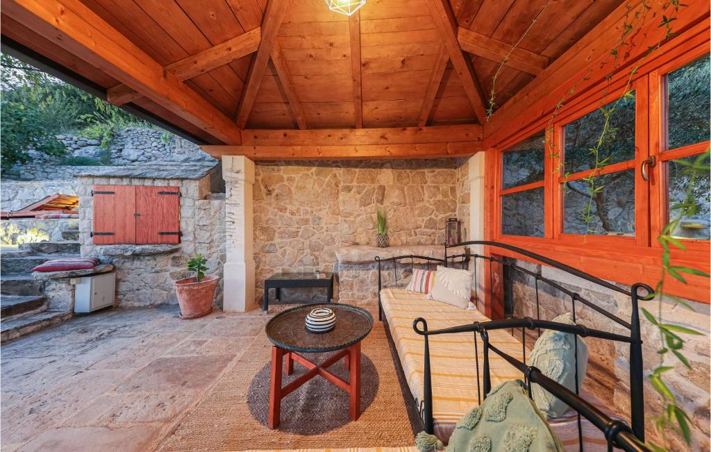 Patio nebo venkovní prostory v ubytování Four-Bedroom Holiday Home In Klis