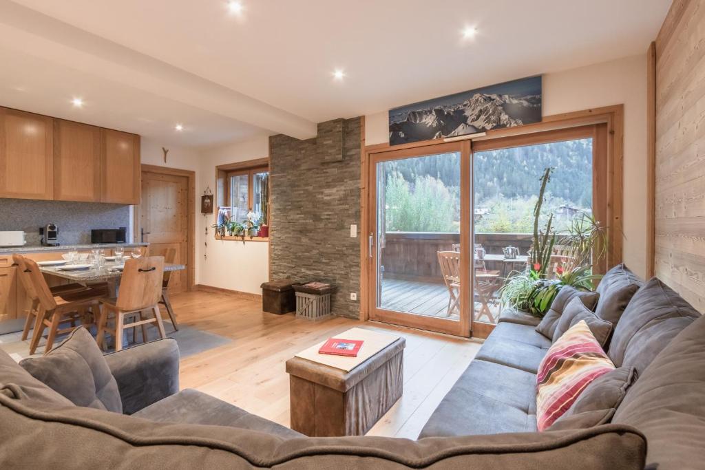 un salon avec un canapé et une table dans l'établissement Grand Paradis, à Chamonix-Mont-Blanc