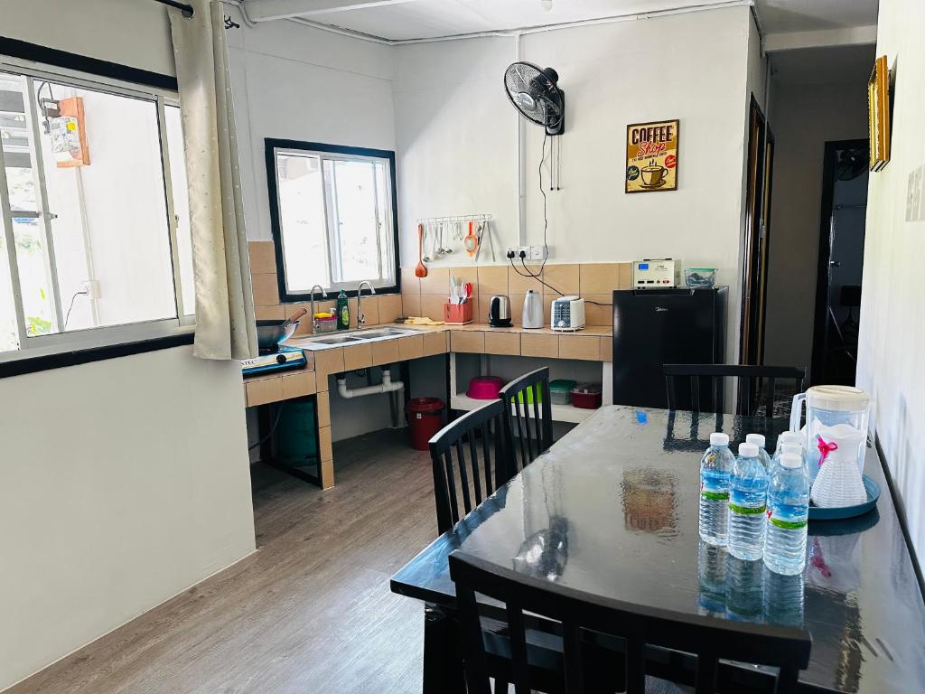 Kuchyň nebo kuchyňský kout v ubytování AmanCin by Aman homestay
