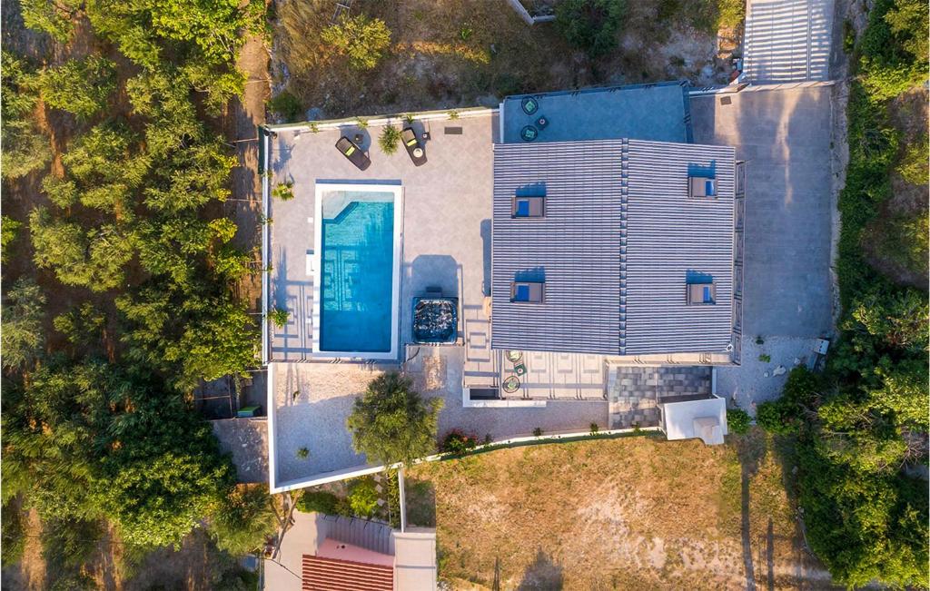 Bazén v ubytovaní 4 Bedroom Cozy Home In Split alebo v jeho blízkosti