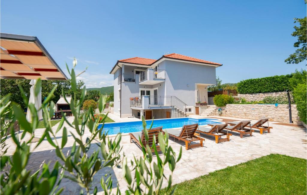 Bazén v ubytování Four-Bedroom Holiday Home In Blato Na Cetini nebo v jeho okolí