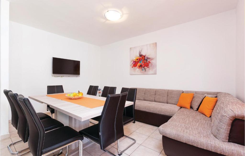 TV a/nebo společenská místnost v ubytování Four-Bedroom Holiday Home In Stobrec