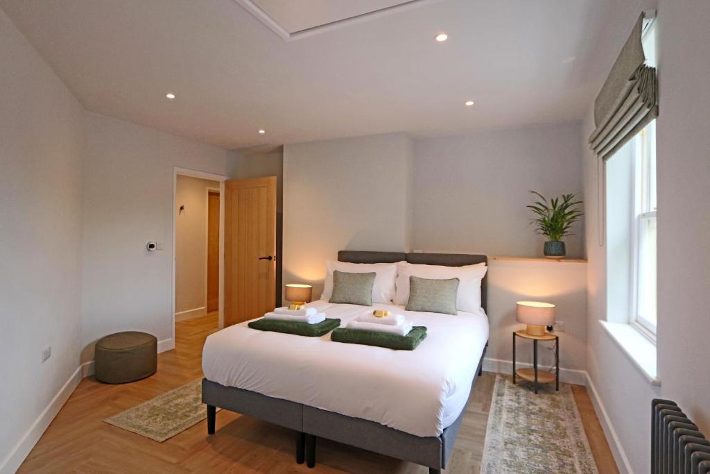 Ένα ή περισσότερα κρεβάτια σε δωμάτιο στο Luxurious Modern Retreat