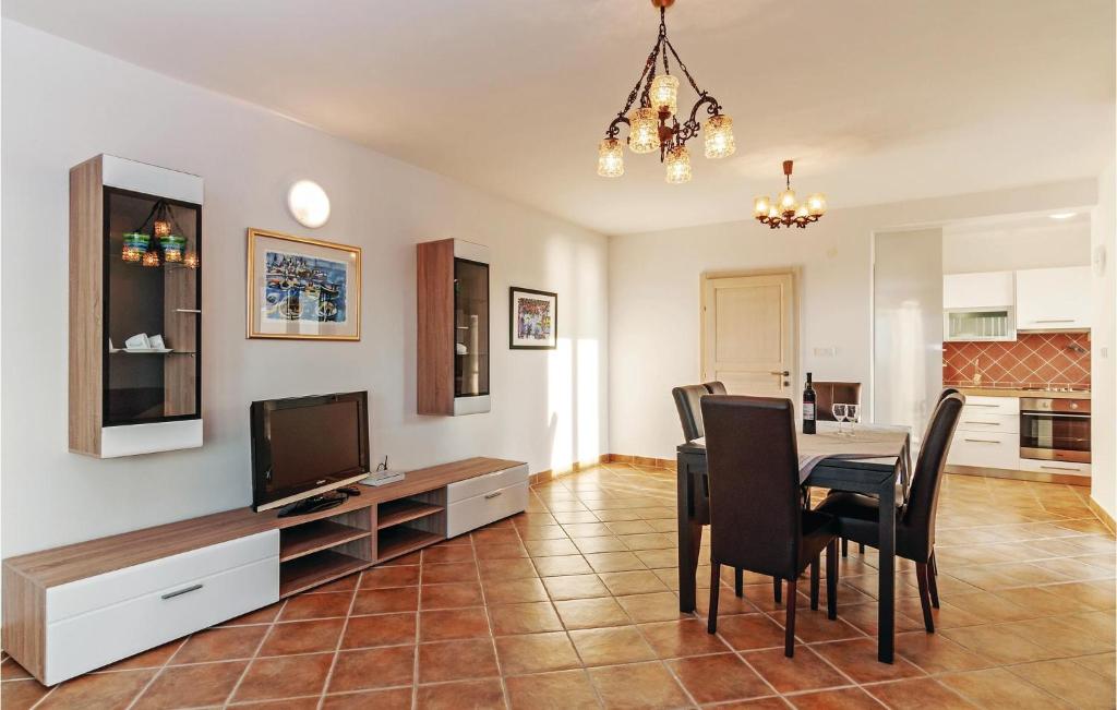 Televízia a/alebo spoločenská miestnosť v ubytovaní Three-Bedroom Apartment In Privlaka