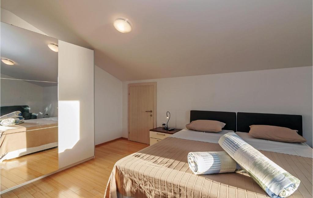 Posteľ alebo postele v izbe v ubytovaní Three-Bedroom Apartment In Privlaka