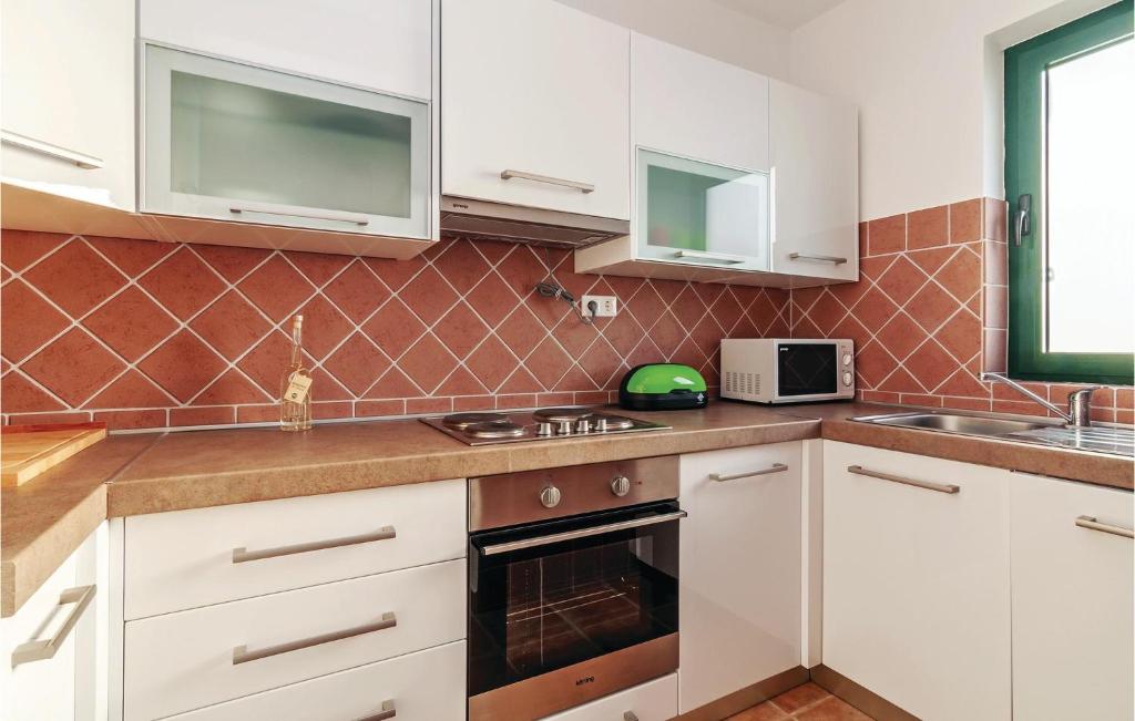 Kuchyňa alebo kuchynka v ubytovaní Three-Bedroom Apartment In Privlaka