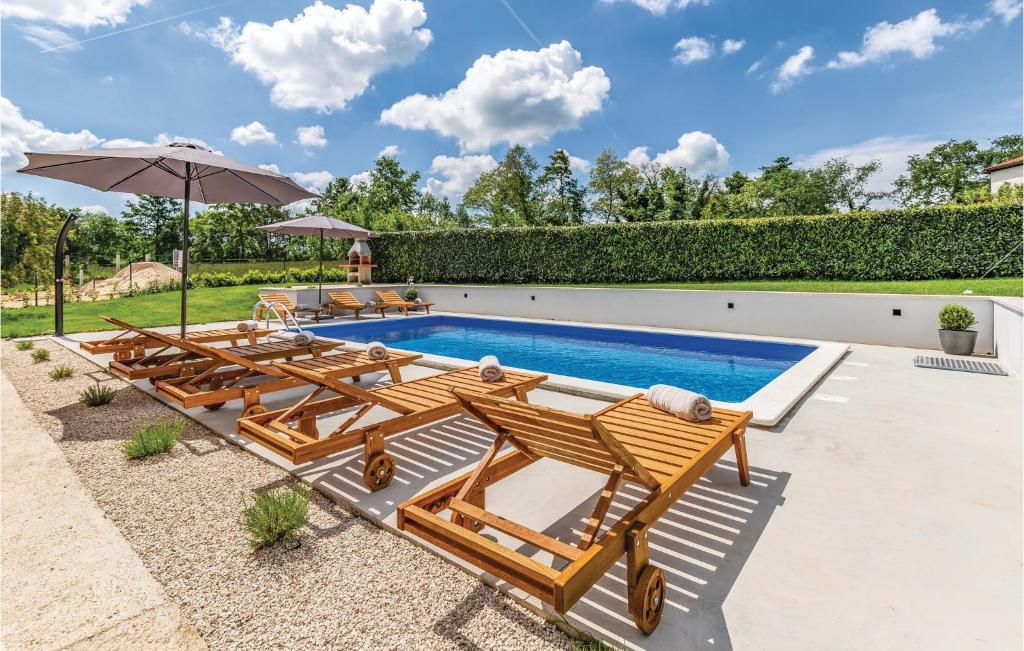 Bazén v ubytování Four-Bedroom Holiday Home In Pazin nebo v jeho okolí