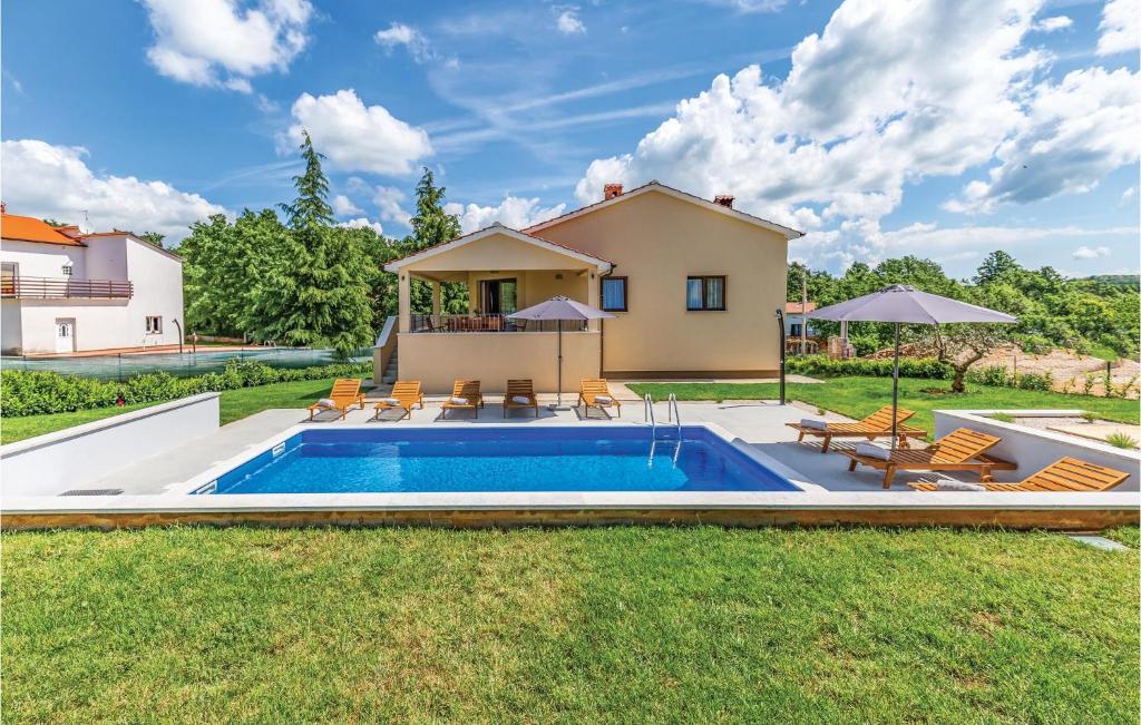 Bazén v ubytování Four-Bedroom Holiday Home In Pazin nebo v jeho okolí