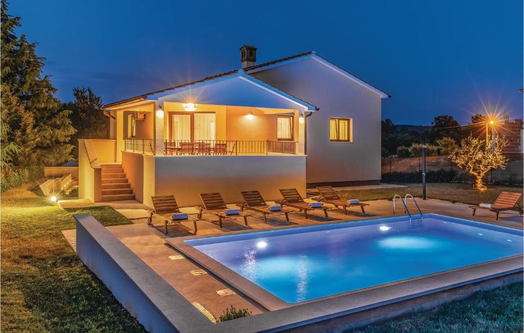 Bazén v ubytování Four-Bedroom Holiday Home In Pazin nebo v jeho okolí