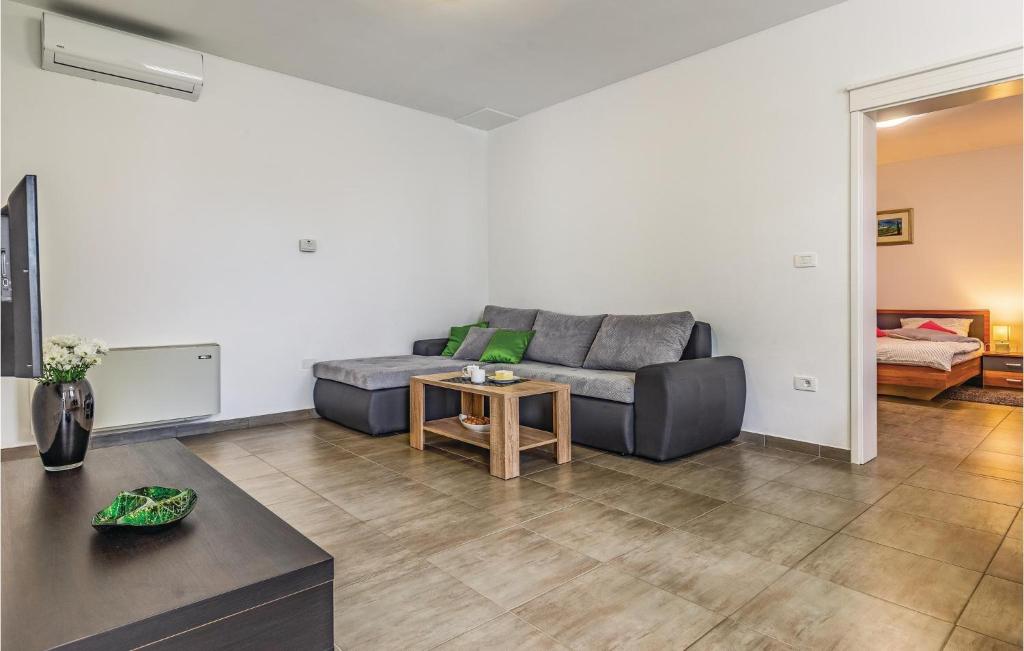 Posezení v ubytování Four-Bedroom Holiday Home In Pazin
