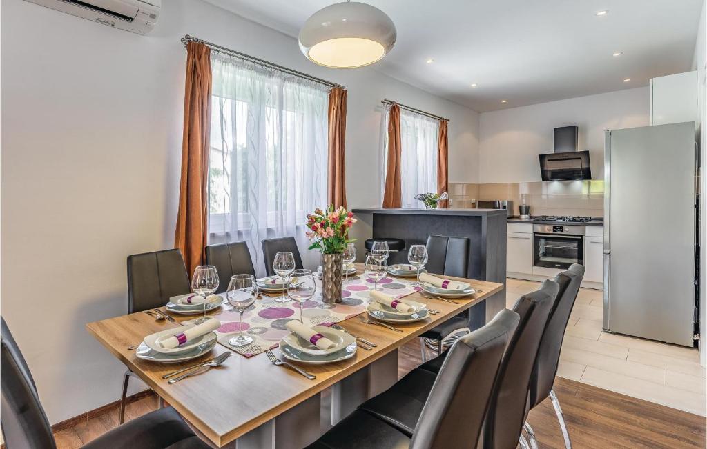 Kuchyň nebo kuchyňský kout v ubytování Four-Bedroom Holiday Home In Pazin