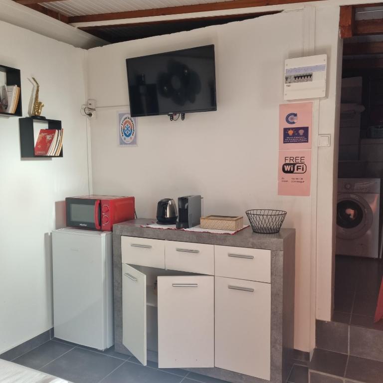Kuchyň nebo kuchyňský kout v ubytování Charmant studio d'invité - Baie-Mahault