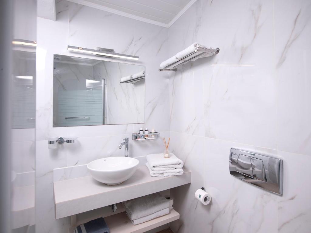 Mythos Suites Boutique Hotel - 19