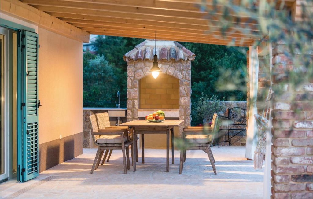 Patio lub wspólna przestrzeń na świeżym powietrzu w obiekcie Nice Home In Polje With Wifi