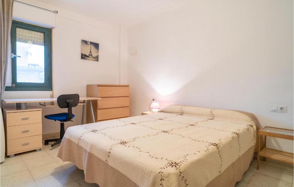 Postel nebo postele na pokoji v ubytování 3 Bedroom Nice Apartment In Málaga