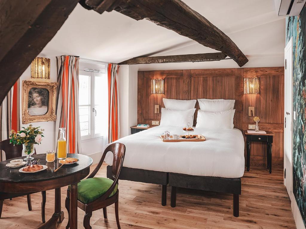 Postel nebo postele na pokoji v ubytování Hotel Madeleine De Senlis