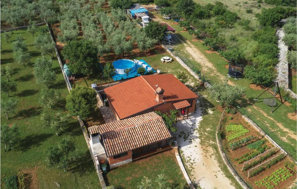 Bazén v ubytovaní 2 Bedroom Amazing Home In Vodnjan alebo v jeho blízkosti