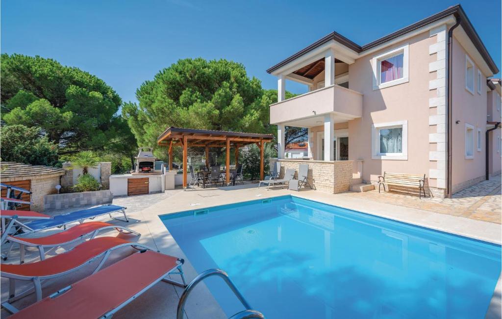 Bazén v ubytování Holiday Home Valbandon I nebo v jeho okolí