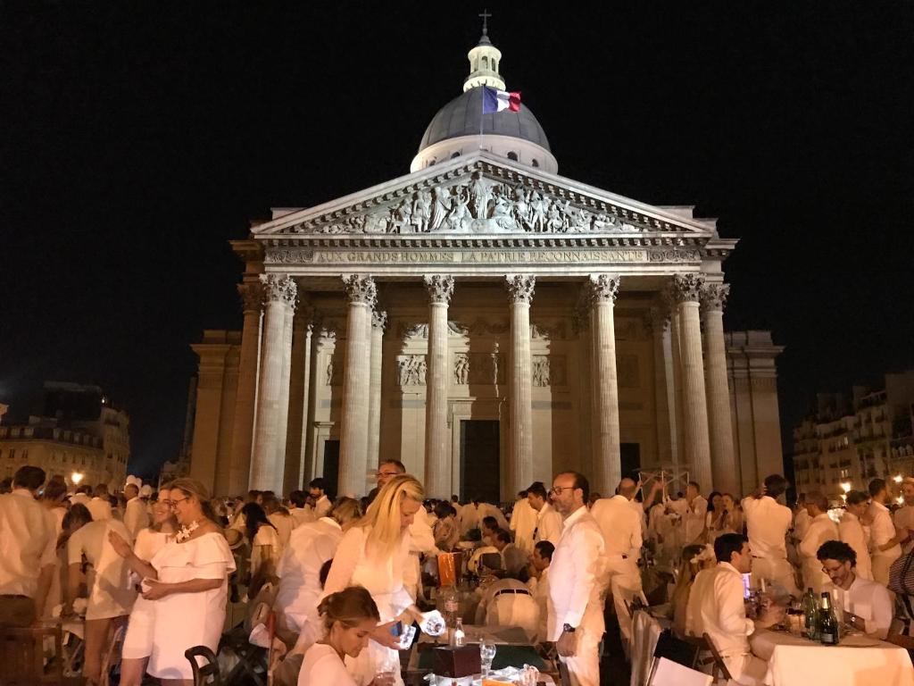un grand groupe de personnes devant un bâtiment dans l'établissement Studio entièrement rénové au cœur de Paris, à Paris