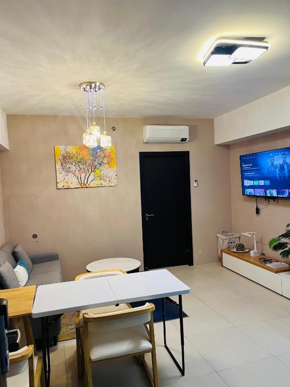 TV a/nebo společenská místnost v ubytování AeonTower Suites&Hotel by CMC