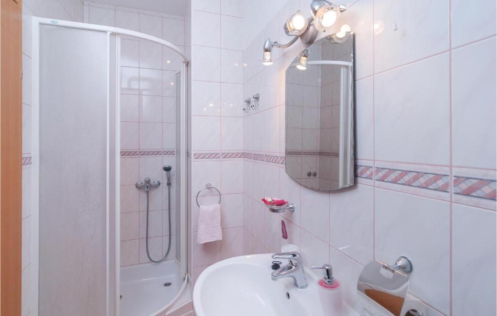 Kúpeľňa v ubytovaní Two-Bedroom Apartment In Split