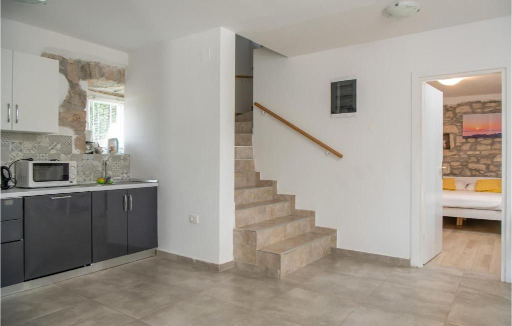 Kuchnia lub aneks kuchenny w obiekcie 3 Bedroom Amazing Home In Ruzici