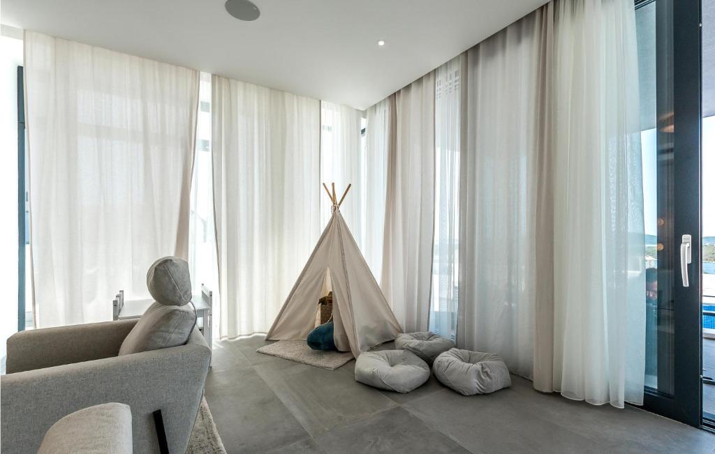 Posedenie v ubytovaní 2 Bedroom Stunning Home In Sibenik