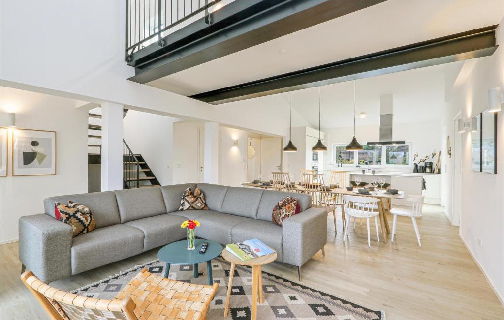 un salon avec un canapé et une table dans l'établissement Beach Front Home In Lembruchdümmer See, à Lembruch