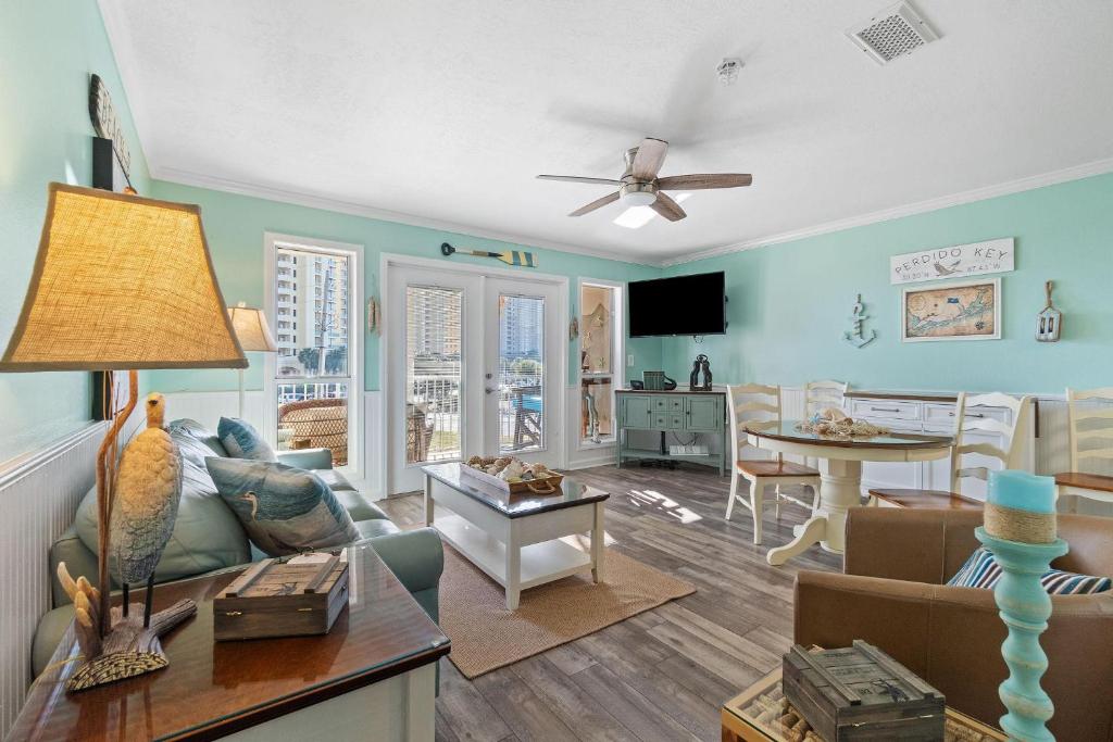 una sala de estar con un sofá y una mesa en Grand Caribbean West 215, en Perdido Key