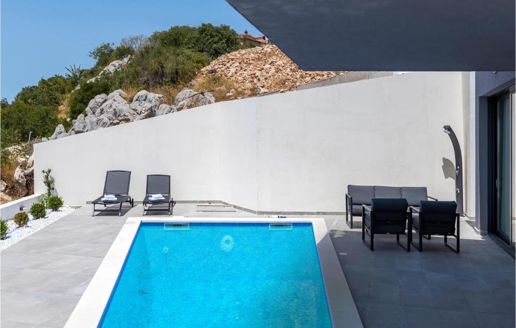 Bazén v ubytovaní 2 Bedroom Stunning Home In Sibenik alebo v jeho blízkosti
