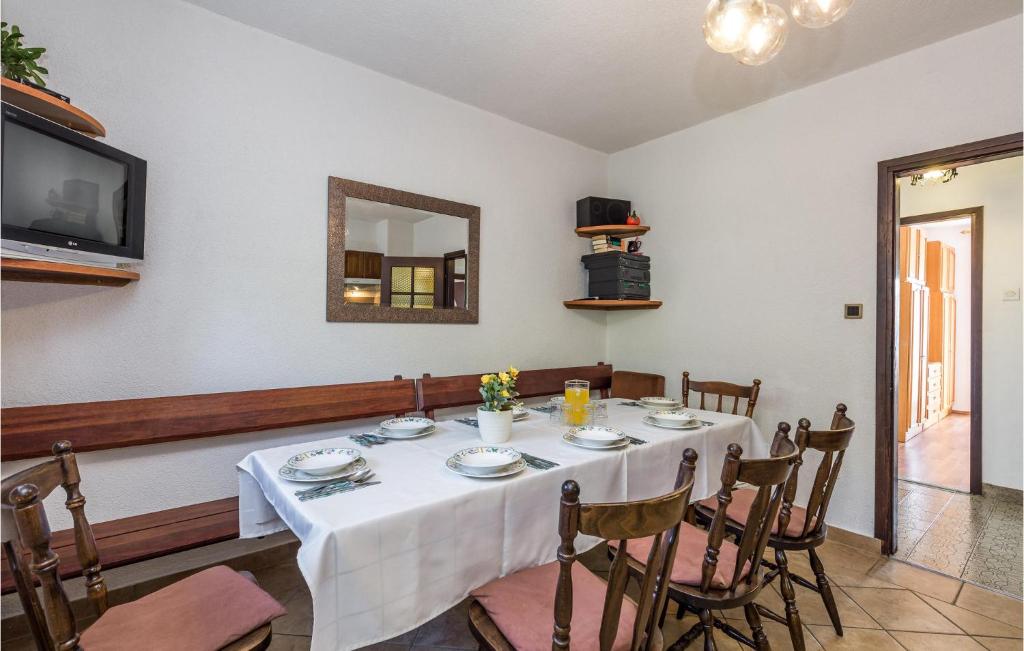 Televízia a/alebo spoločenská miestnosť v ubytovaní Stunning Apartment In Sveti Juraj