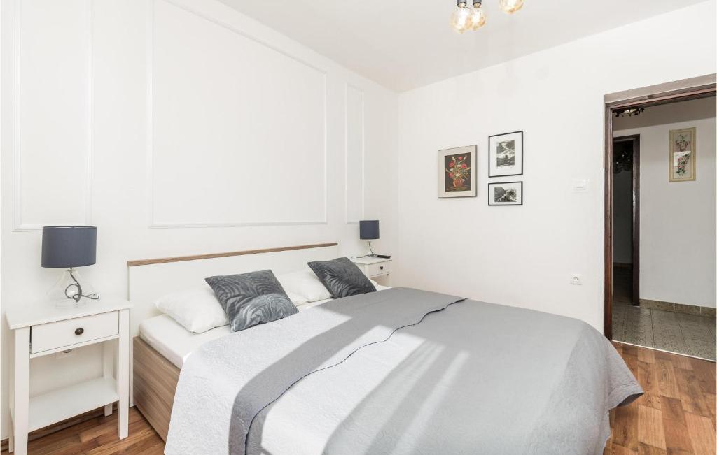 Posteľ alebo postele v izbe v ubytovaní Stunning Apartment In Sveti Juraj