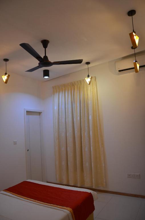 a bedroom with a bed and a ceiling fan at PRIV Fodhdhoo in Fodhdhoo