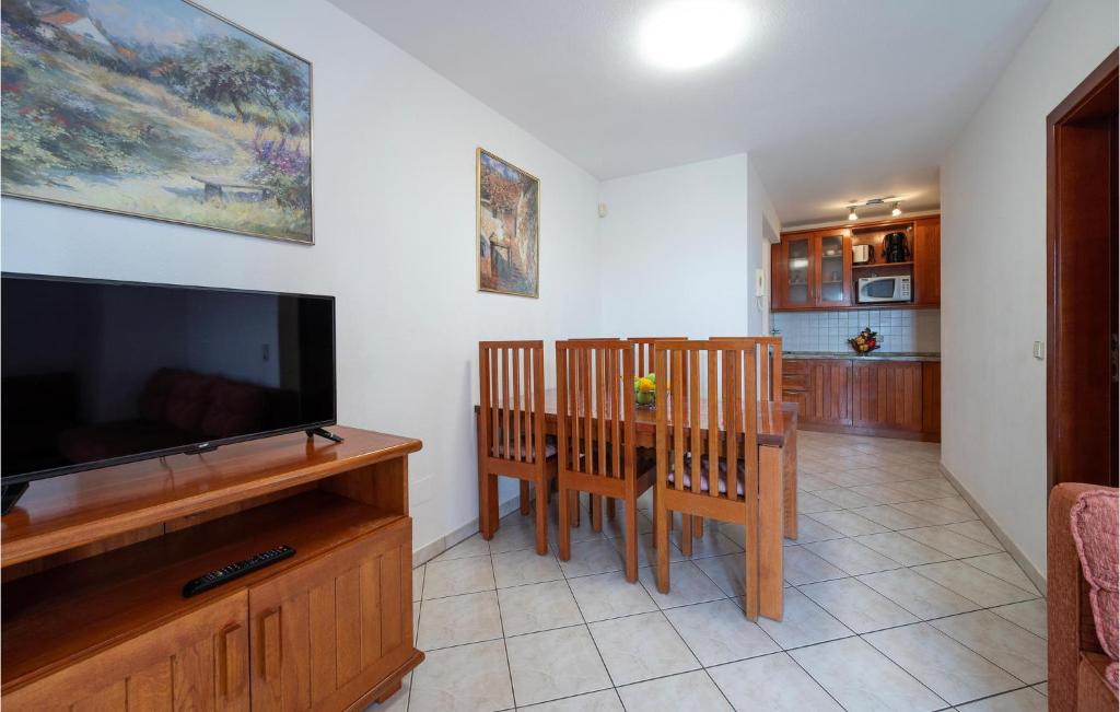 Televízia a/alebo spoločenská miestnosť v ubytovaní Cozy Apartment In Pula With Wifi