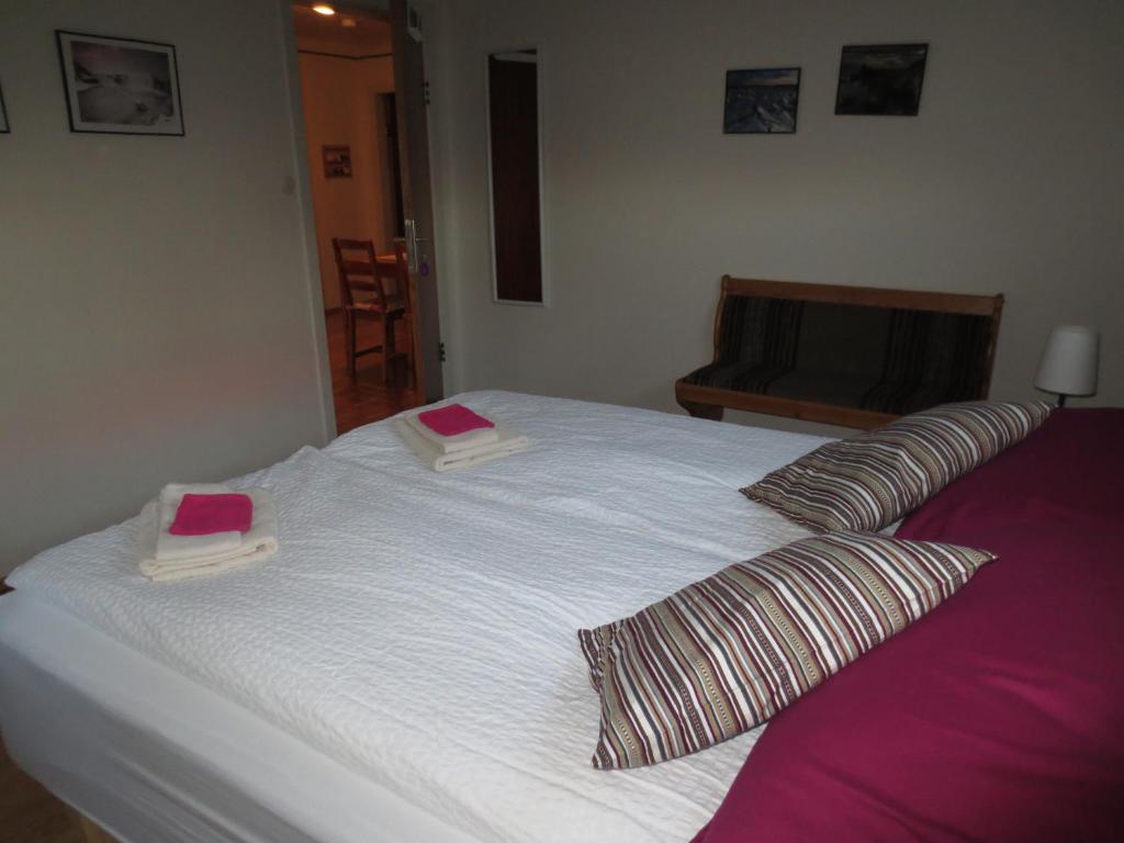 Postel nebo postele na pokoji v ubytování Teigur Guesthouse