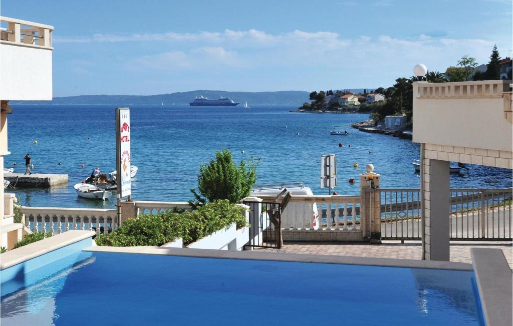 Eight-Bedroom Holiday Home Okrug Gornji With Sea View 05