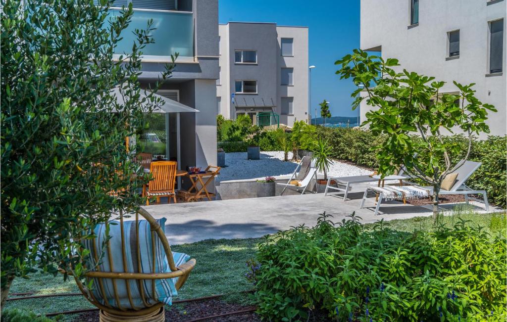 Vonkajšia záhrada v ubytovaní Lovely Apartment In Mali Losinj