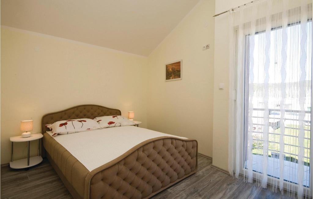 Posteľ alebo postele v izbe v ubytovaní Beautiful Apartment In Bibinje