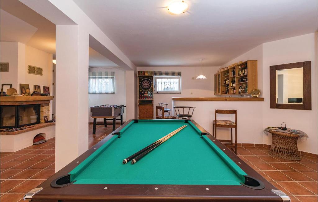 Biliár nebo kulečník v ubytování Cozy Home In Valbandon With Jacuzzi