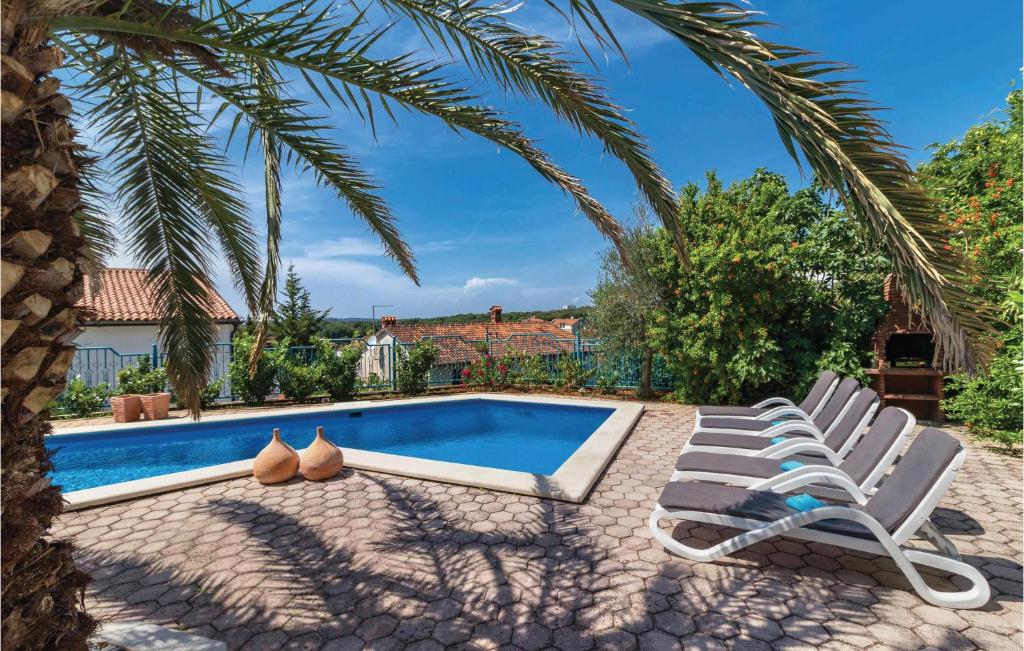 Basen w obiekcie Gorgeous Apartment In Pula With Wifi lub w pobliżu