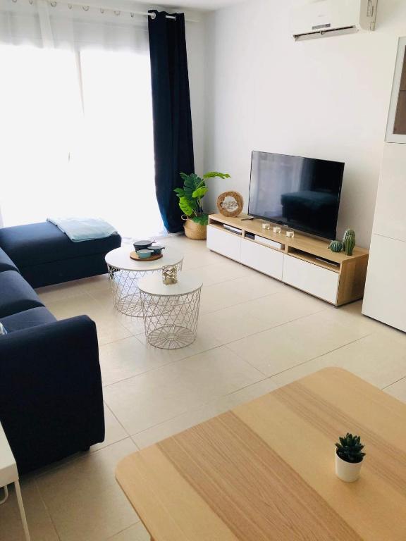 Televízia a/alebo spoločenská miestnosť v ubytovaní NEW !!! Luxury Apartment, 32 m2 Terrace in the Sun, Pool View