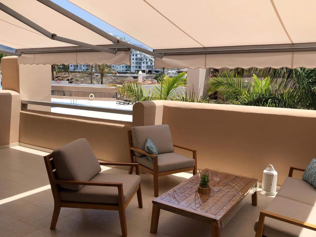 Posedenie v ubytovaní NEW !!! Luxury Apartment, 32 m2 Terrace in the Sun, Pool View
