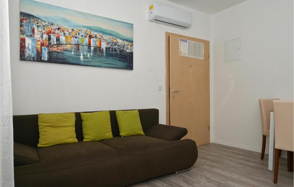 Posedenie v ubytovaní Beautiful Apartment In Okrug Gornji