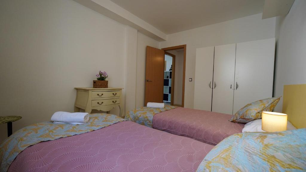 A bed or beds in a room at APARTAMENT LO COR DEL DELTA