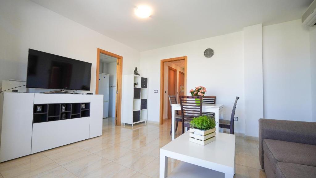 A kitchen or kitchenette at APARTAMENT LO COR DEL DELTA